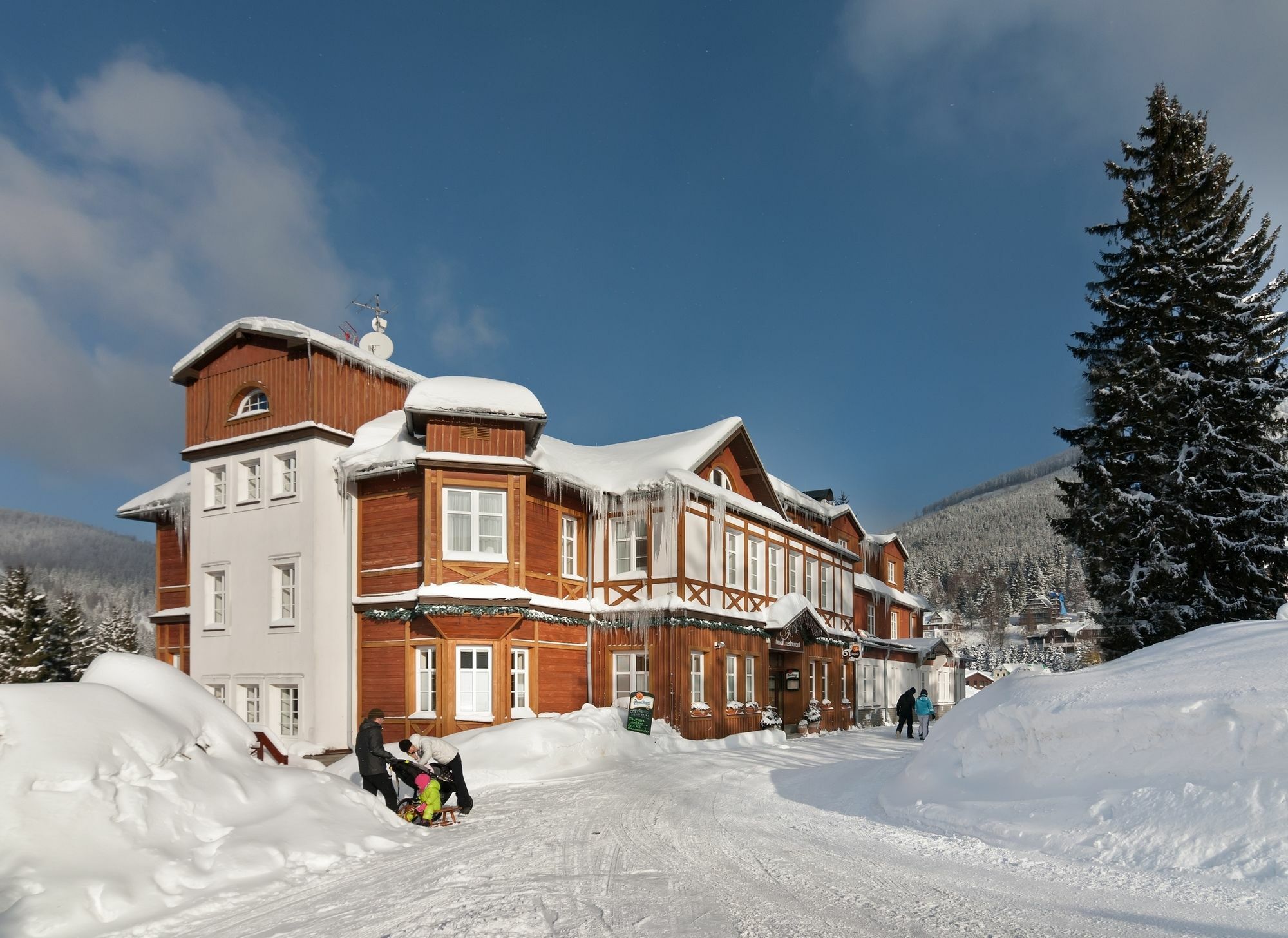 Hotel Snezka Špindlerŭv Mlýn Buitenkant foto